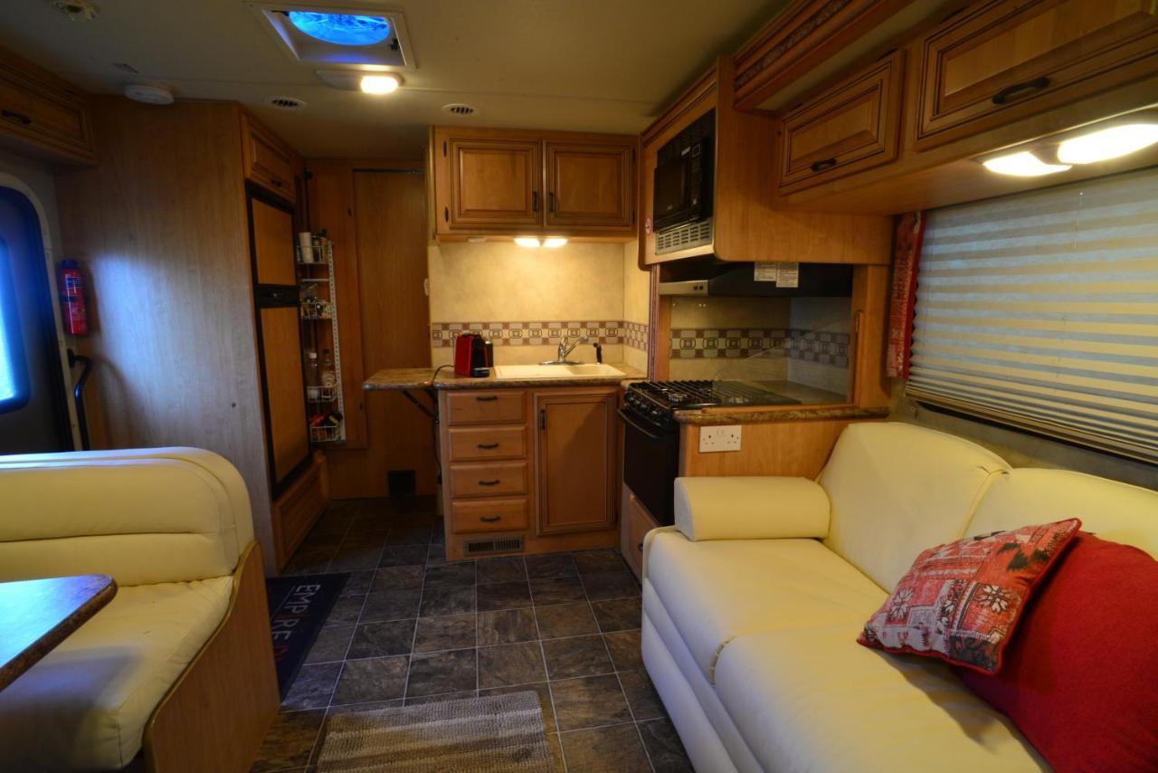 Luxury American Rv With Hot Tub West Chiltington Exterior foto