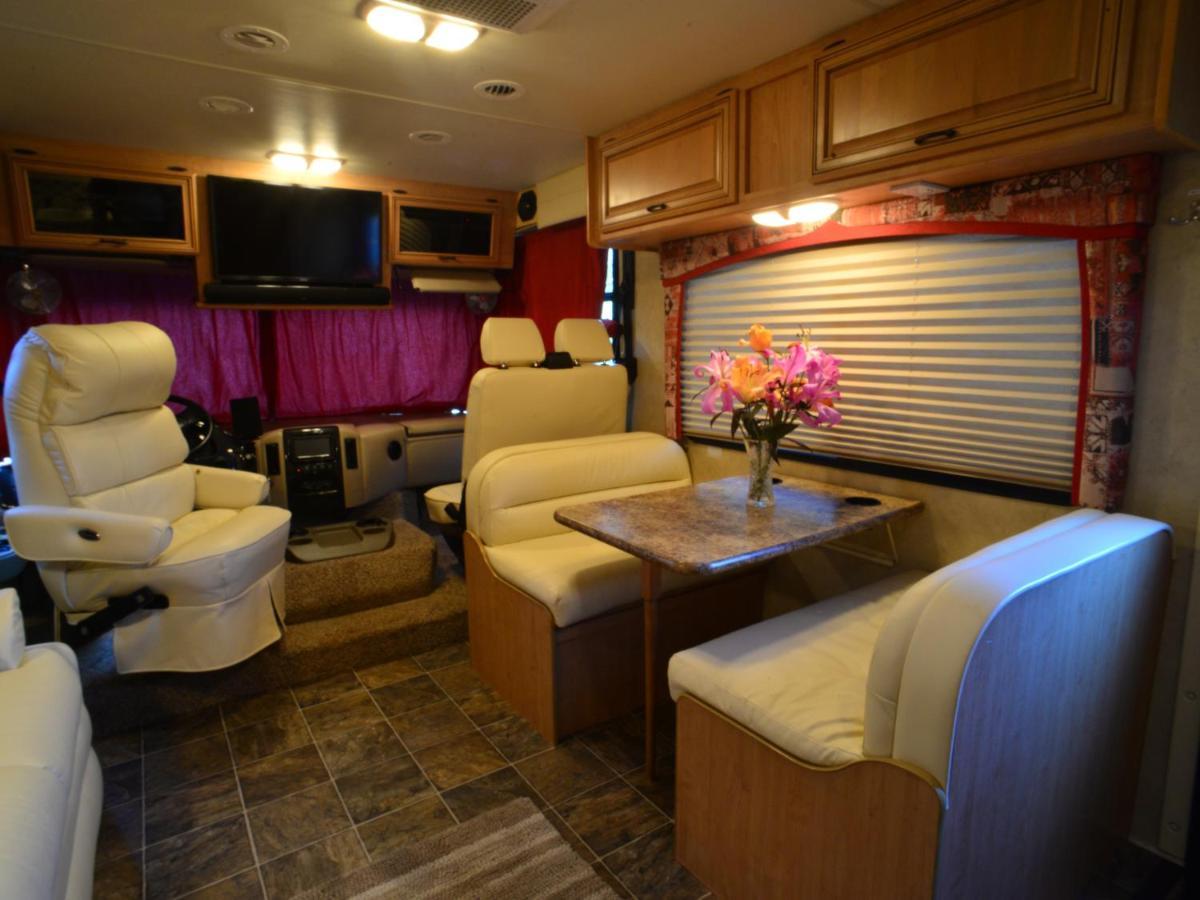 Luxury American Rv With Hot Tub West Chiltington Exterior foto
